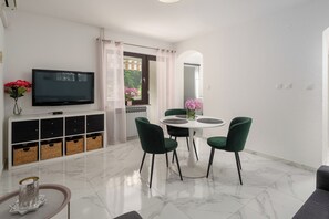 Dining - Quiet location, 3 persons, air-conditioned, garden with barbecue (Porec)