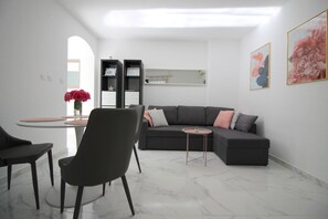 Smart TV - Quiet location, 3 persons, air-conditioned, garden with barbecue (Porec)