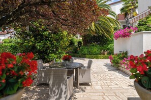 Outdoor dining - Quiet location, 3 persons, air-conditioned, garden with barbecue (Porec)