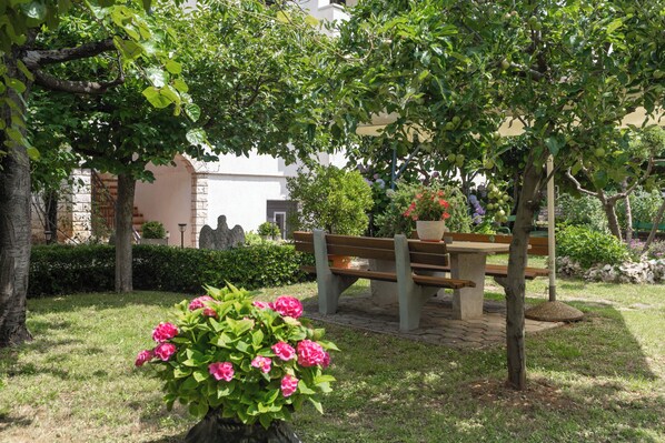 Outdoor dining - Quiet location, 3 persons, air-conditioned, garden with barbecue (Porec)