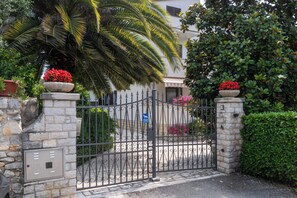 Property grounds - Quiet location, 3 persons, air-conditioned, garden with barbecue (Porec)