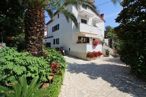 Exterior - Quiet location, 3 persons, air-conditioned, garden with barbecue (Porec)