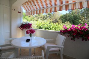 Outdoor dining - Quiet location, 3 persons, air-conditioned, garden with barbecue (Porec)