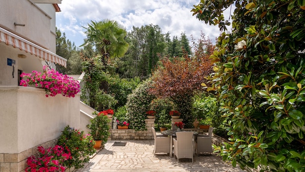 A courtyard with stone flooring, outdoor furniture, and potted plants. - Quiet location, 3 persons, air-conditioned, garden with barbecue (Porec)