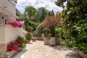 Outdoor dining - Quiet location, 3 persons, air-conditioned, garden with barbecue (Porec)