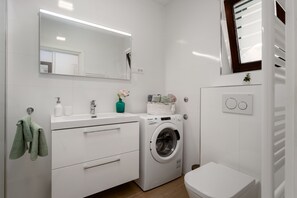 Shower, towels, soap, toilet paper - Quiet location, 3 persons, air-conditioned, garden with barbecue (Porec)