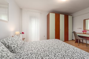 2 bedrooms, WiFi (free), bed sheets - Quiet location, 3 persons, air-conditioned, garden with barbecue (Porec)