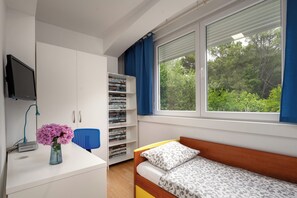 2 bedrooms, free WiFi, bed sheets - Quiet location, 3 persons, air-conditioned, garden with barbecue (Porec)