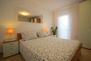 2 bedrooms, free WiFi, bed sheets - Quiet location, 3 persons, air-conditioned, garden with barbecue (Porec)