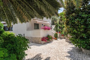 Property grounds - Quiet location, 3 persons, air-conditioned, garden with barbecue (Porec)