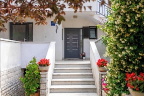 Exterior detail - Quiet location, 3 persons, air-conditioned, garden with barbecue (Porec)