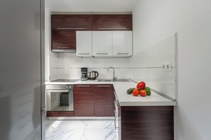 Coffee/tea maker, fridge, microwave, stovetop - Quiet location, 3 persons, air-conditioned, garden with barbecue (Porec)