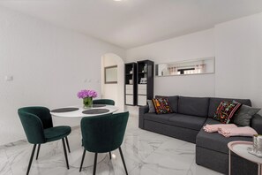 Smart TV - Quiet location, 3 persons, air-conditioned, garden with barbecue (Porec)