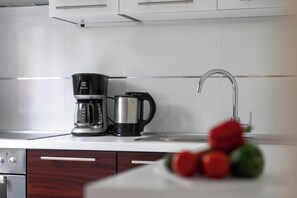 Coffee/tea maker, fridge, microwave, stovetop - Quiet location, 3 persons, air-conditioned, garden with barbecue (Porec)