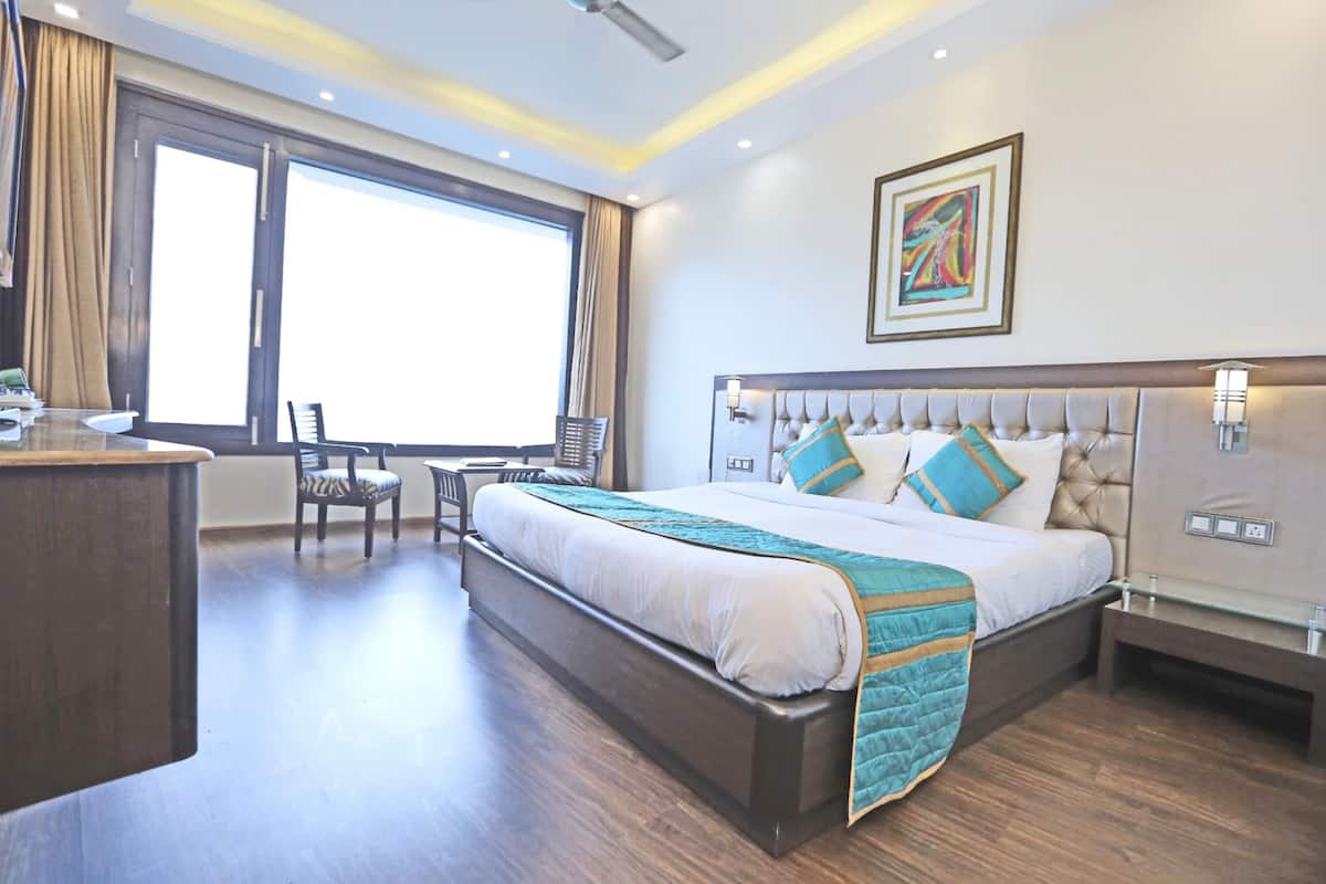 Club Room | Minibar, blackout drapes, free WiFi