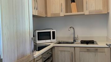 Een koelkast, een microgolfoven, een oven, een kookplaat