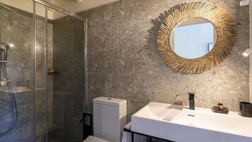 Een douche, een bidet, handdoeken