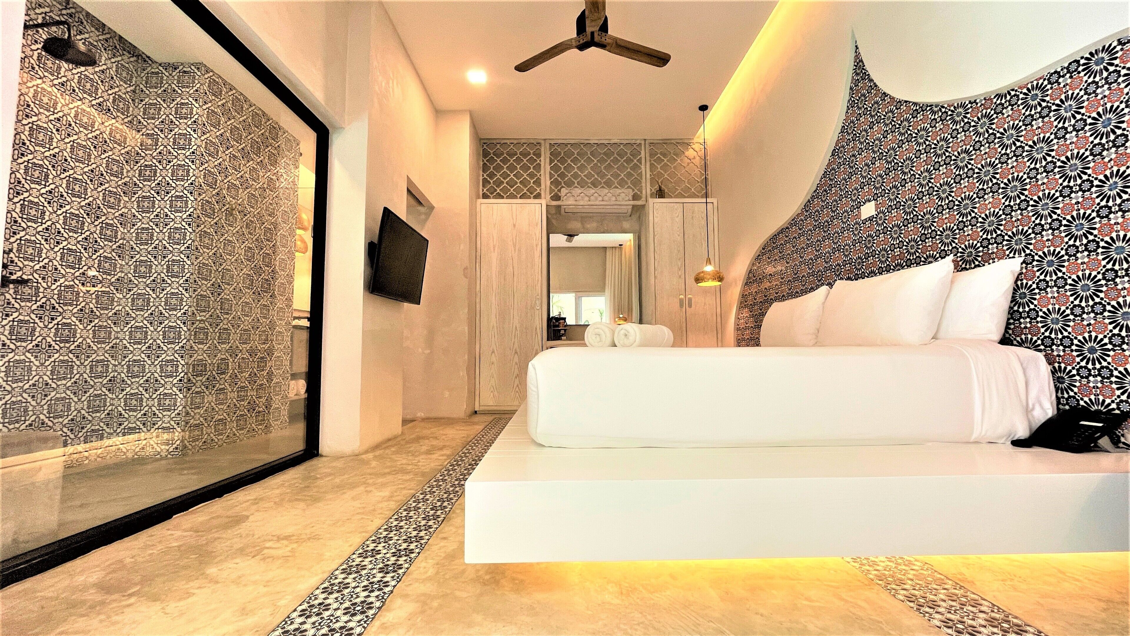 Garden Pool View King | Draps en coton égyptien, literie de qualité supérieure, minibar