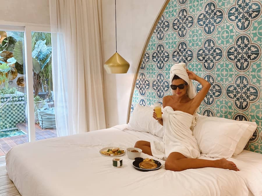 Sábanas de algodón egipcio, ropa de cama de alta calidad y minibar