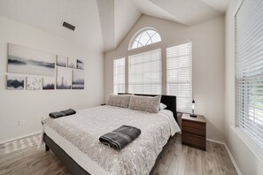 6 bedrooms, desk, iron/ironing board, travel crib - Grand 6BR/2.5B Home with Pool, Grill & Game Room (Grand Prairie)