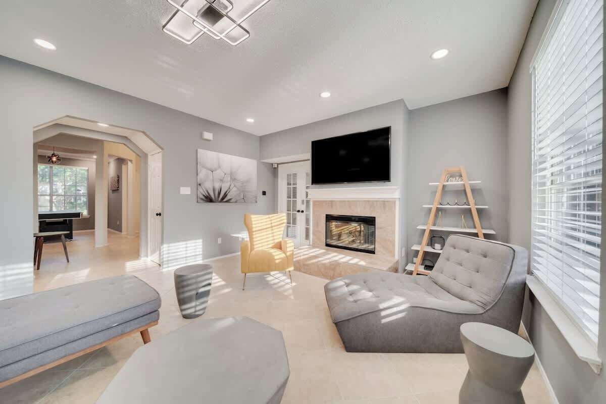 TV, fireplace, offices