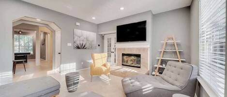 Télévision, cheminée, espaces bureaux