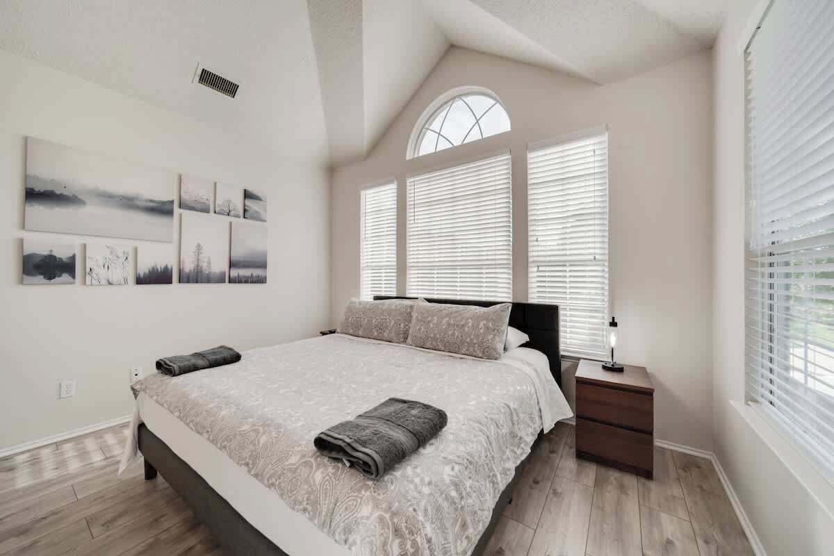 6 bedrooms, desk, iron/ironing board, travel cot