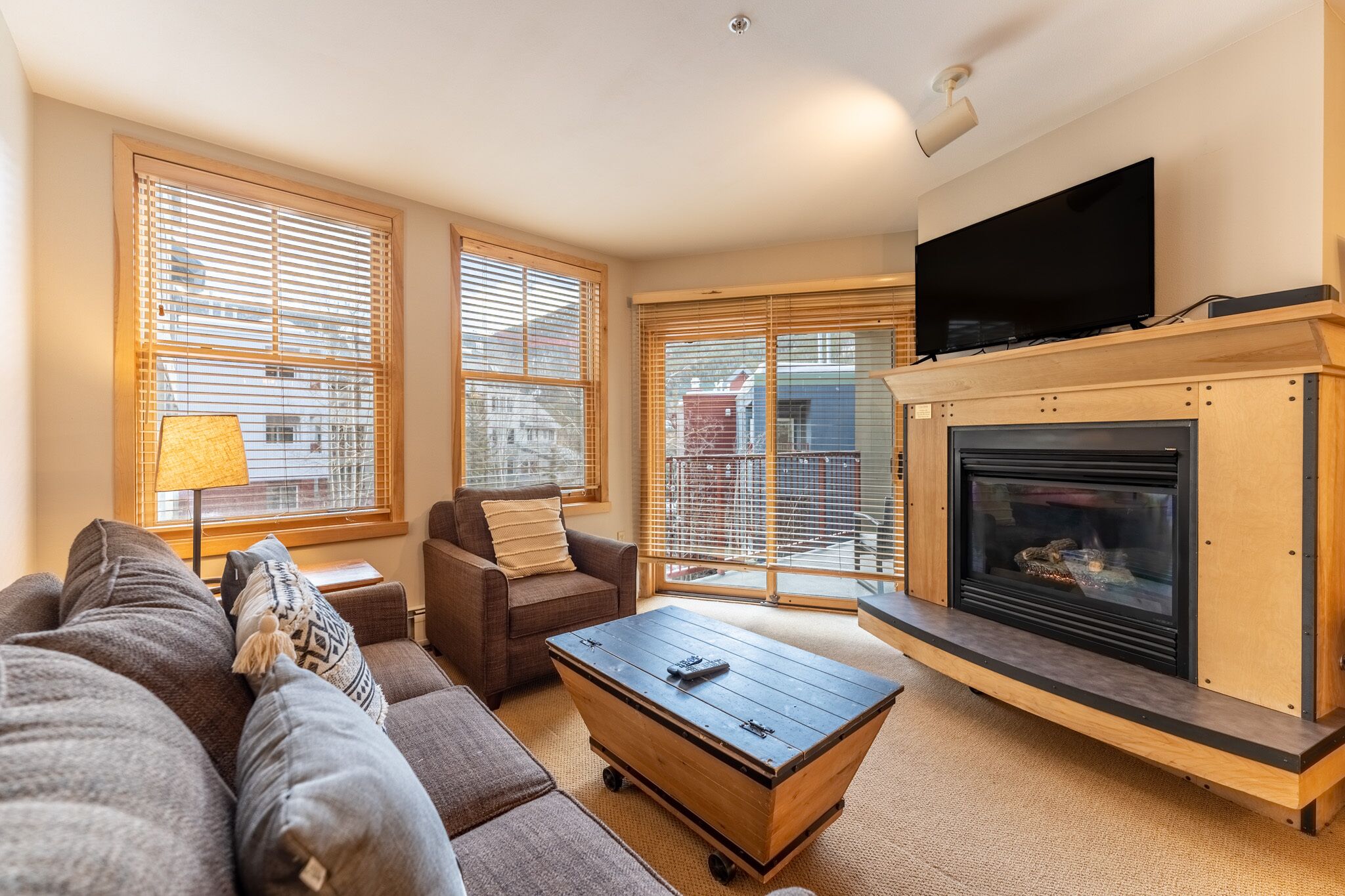 Télévision, cheminée