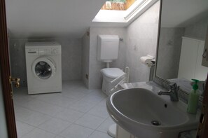 Combined shower/bathtub, hair dryer, towels, soap