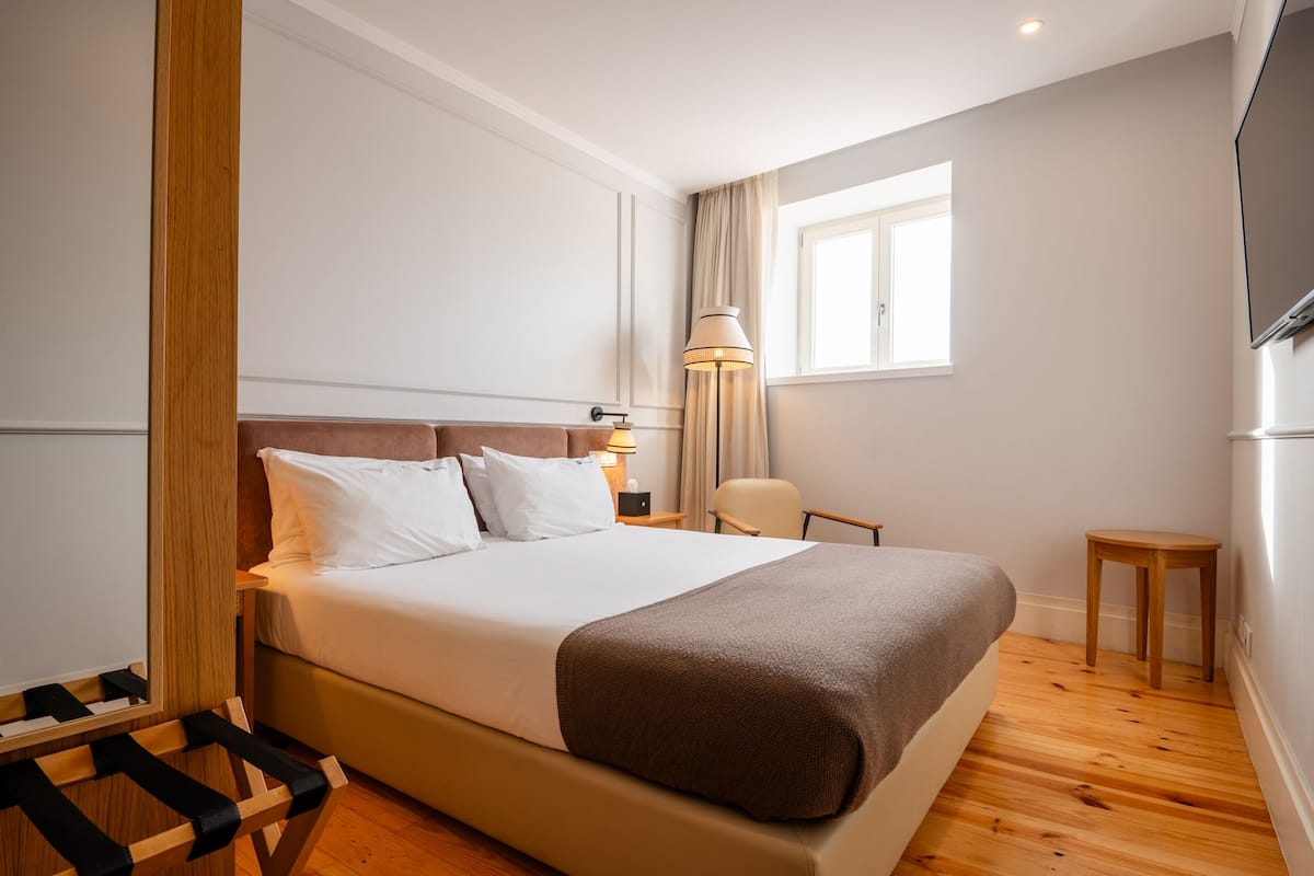 Down duvets, in-room safe, free WiFi, bed sheets
