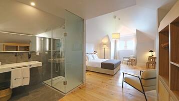 Doppia Deluxe, vista città | Copriletto in piuma, una cassaforte in camera, Wi-Fi gratuito, lenzuola