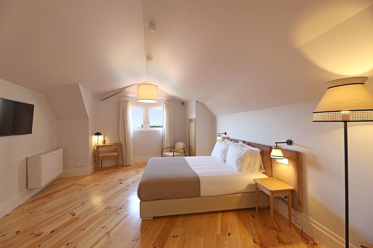 Down duvets, in-room safe, free WiFi, bed sheets