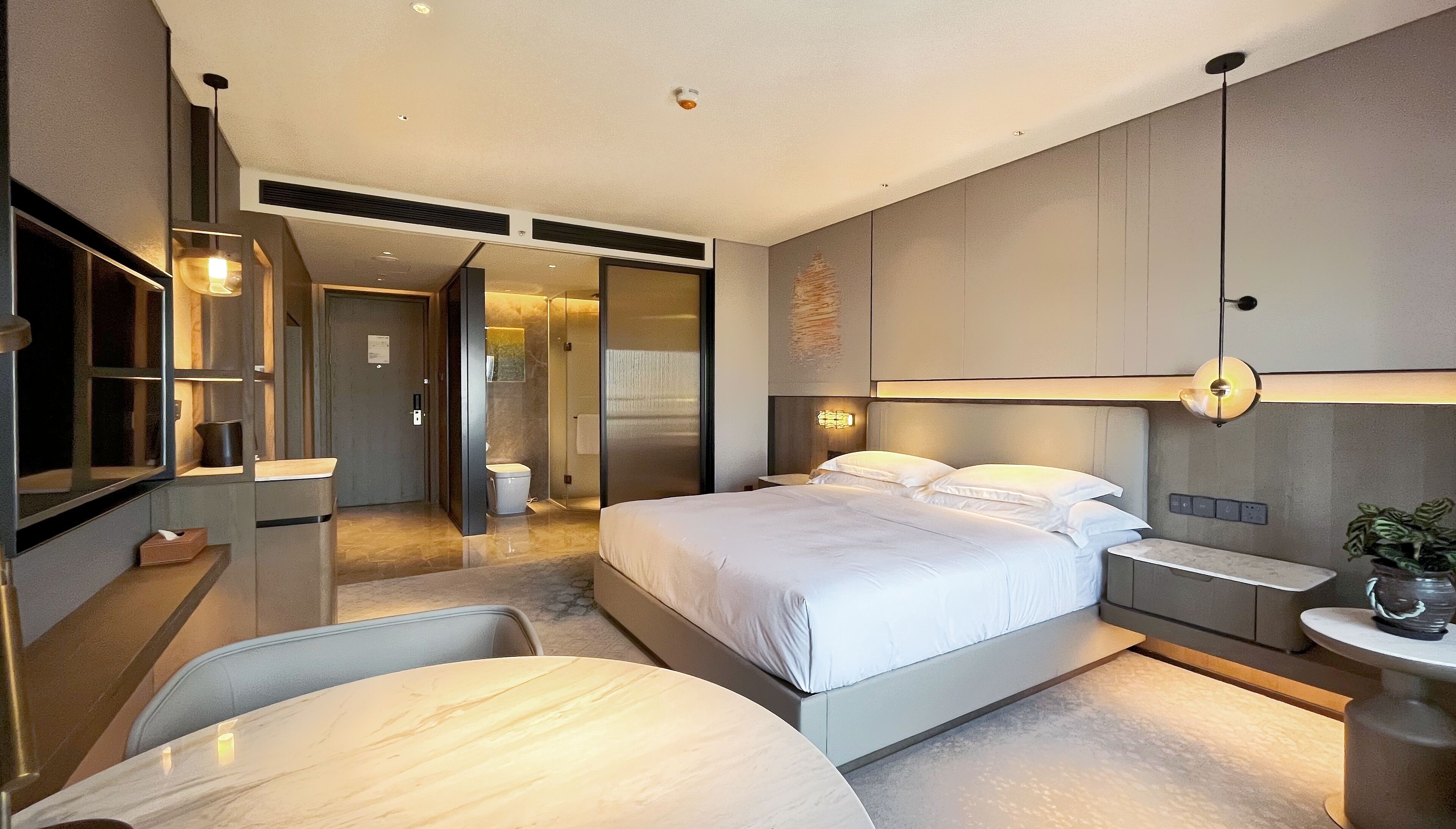 標準客房, 1 張特大雙人床, 無障礙, 可使用俱樂部酒廊 | 1 間臥室、迷你吧、客房內保險箱、書桌