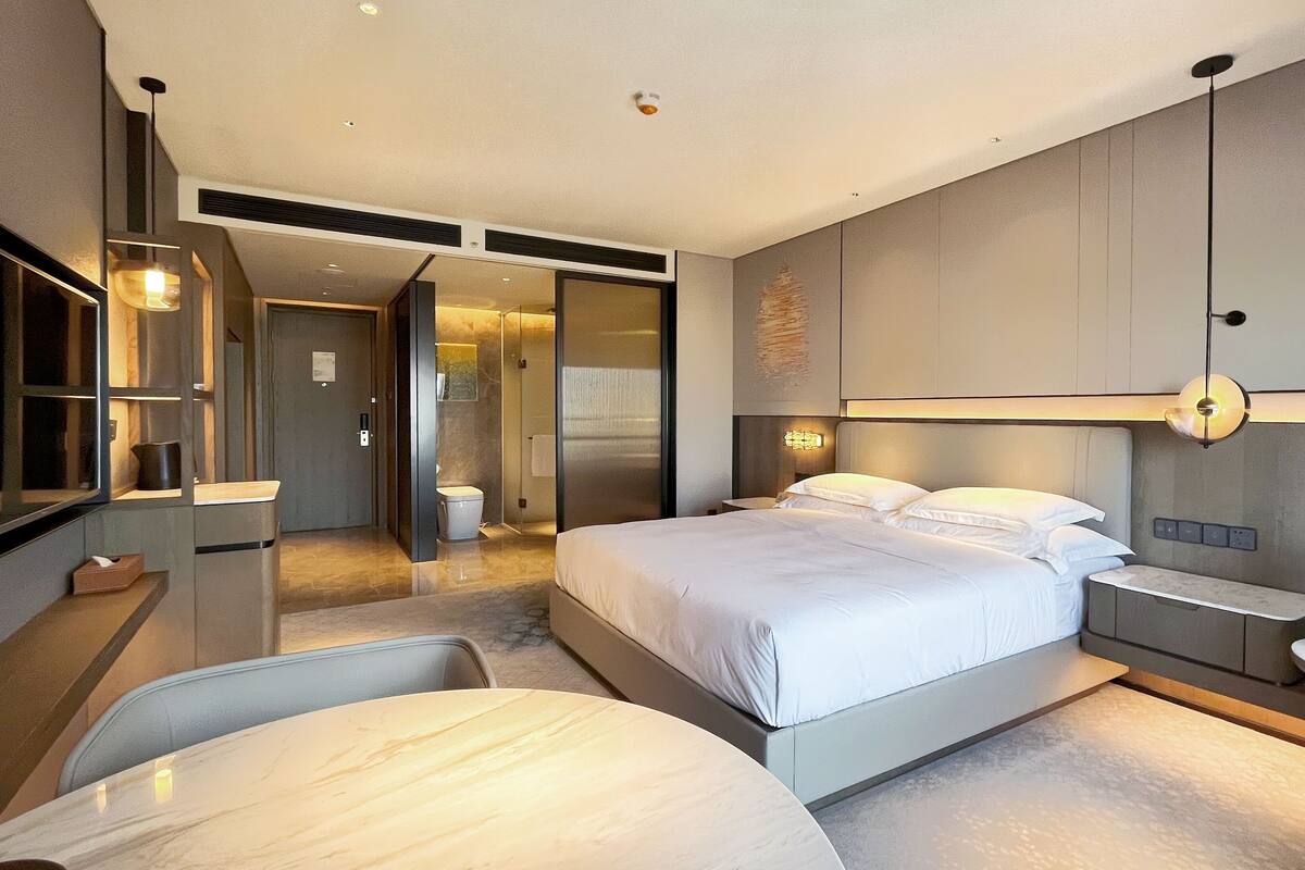 Habitación estándar, 1 cama de matrimonio grande, accesible para personas con discapacidad | 1 dormitorio, minibar, caja fuerte y escritorio