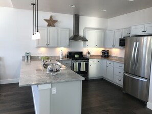 Refrigerador, microondas, horno y parrilla de estufa 