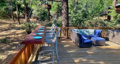 Alpine Lodge: Hot Tub, Walk to Town, Mountain Views