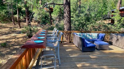 Alpine Lodge: Hot Tub, Walk to Town, Mountain Views