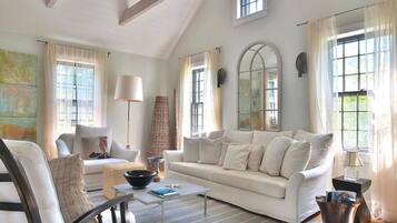 Smart-tv, boeken en een computerscherm