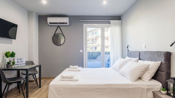 Un dormitorio moderno con una cama, un escritorio y una silla.
