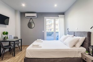 Deluxe-Studio (7) | Schreibtisch, laptopgeeigneter Arbeitsplatz, schallisolierte Zimmer