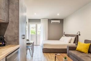 Desk, laptop workspace, soundproofing, iron/ironing board - Raise Heraklion Boutique Apartments (Heraklion)