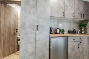 Basic-Studio (1) | Eigene Küche | Mini-Kühlschrank, Herdplatte, Espressomaschine