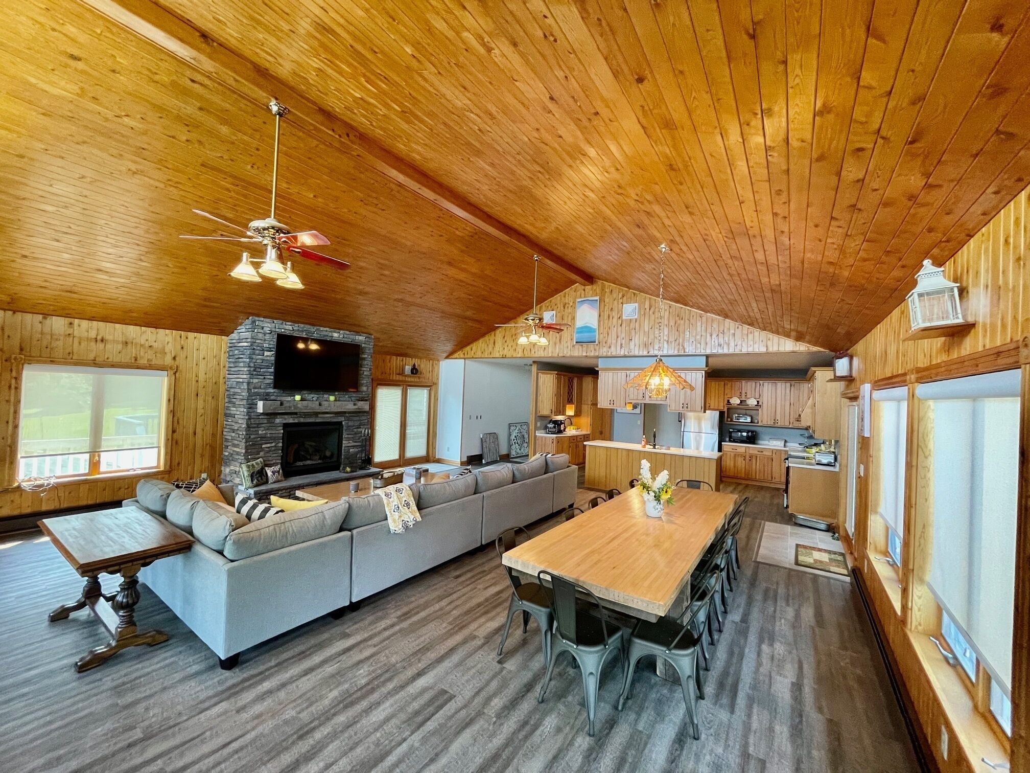 Cheerful 3-Bedroom Lake House