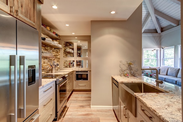 Fridge, microwave, stovetop, dishwasher