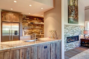 ثلاجة، ميكروويف، موقد طهي مسطح، غسالة أطباق