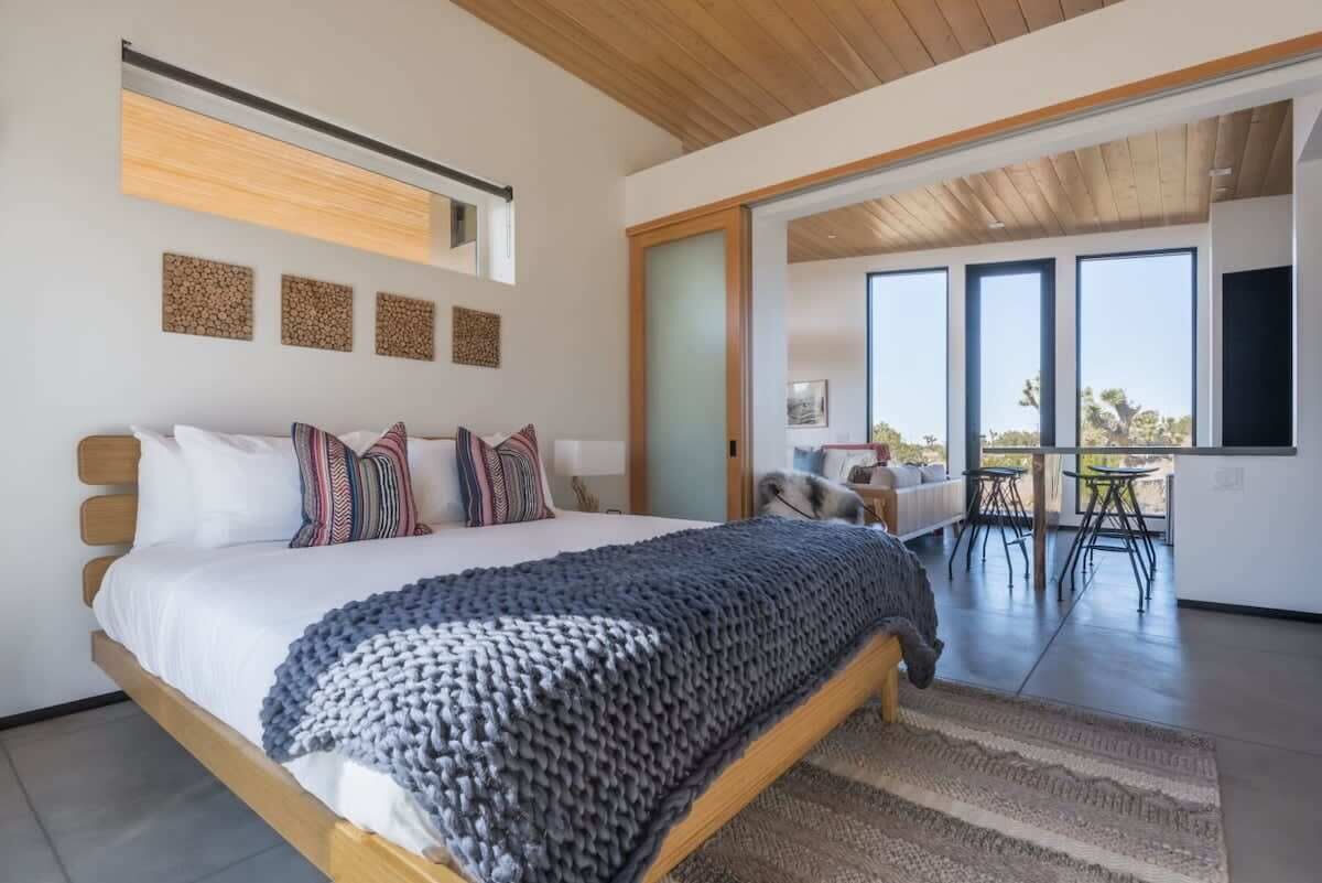 2 室のベッドルーム、デスク、アイロン / アイロン台、旅行用ベビーベッド