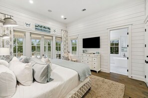 5 bedrooms, free WiFi, bed sheets - WaterColor Retreat with Sunset Tower, Bikes, and Great Layout (Santa Rosa Beach)