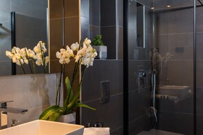 Shower, hair dryer, towels, soap - Villa Maris modern villa with Stunning Sea views near Dubrovnik (Orasac)