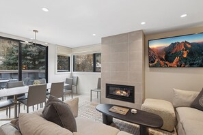 Smart-TV, Kamin, Musikbibliothek, Videothek