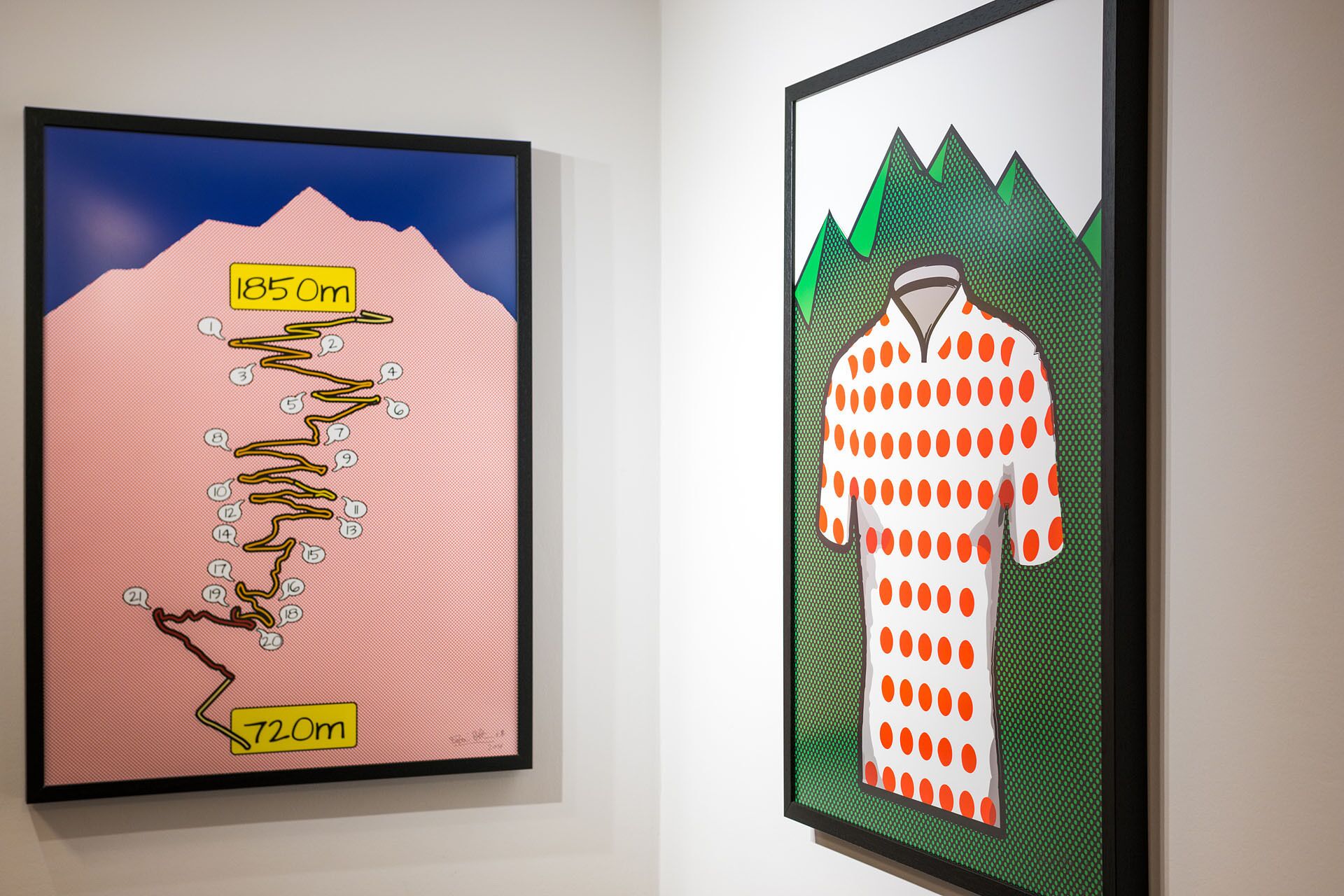 Deux œuvres d’art encadrées : l’une représente une chaîne de montagnes avec des indications de mesures, et l’autre représente une silhouette portant une chemise à pois.